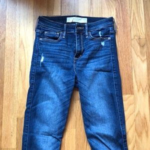 Slightly destroyed super high rise jeggings